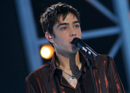 Grégory chantant Et maintenant de Gilbert Bécaud