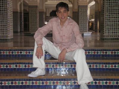 Grégory prenant la pose pour une séance photo